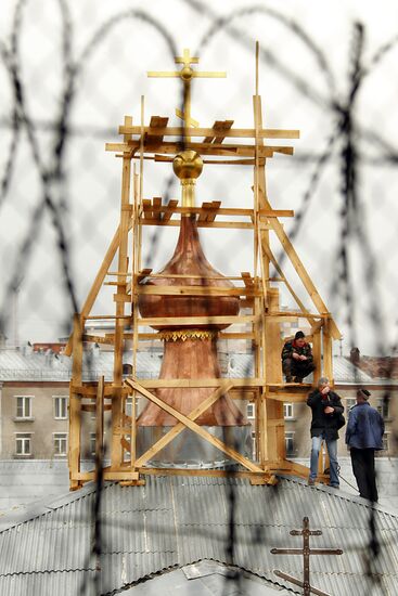 Prisoners install cross on church in Butyrskaya prison