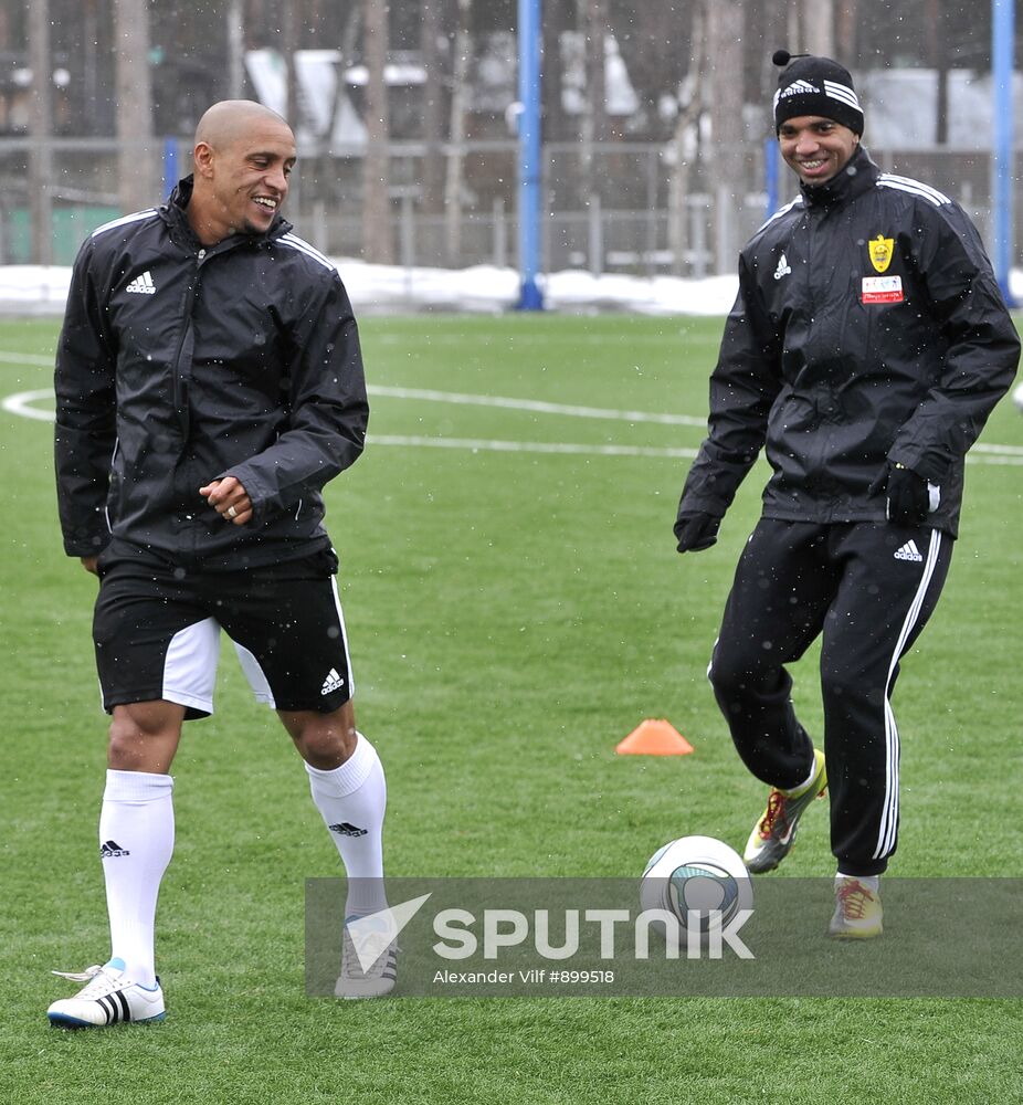 Roberto Carlos and Diego Tardelli