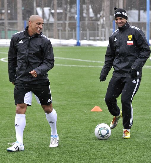 Roberto Carlos and Diego Tardelli