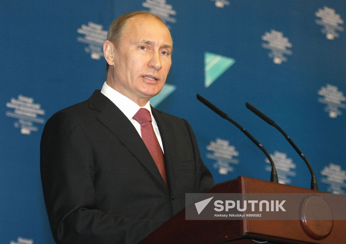 Vladimir Putin attends healthcare workers forum
