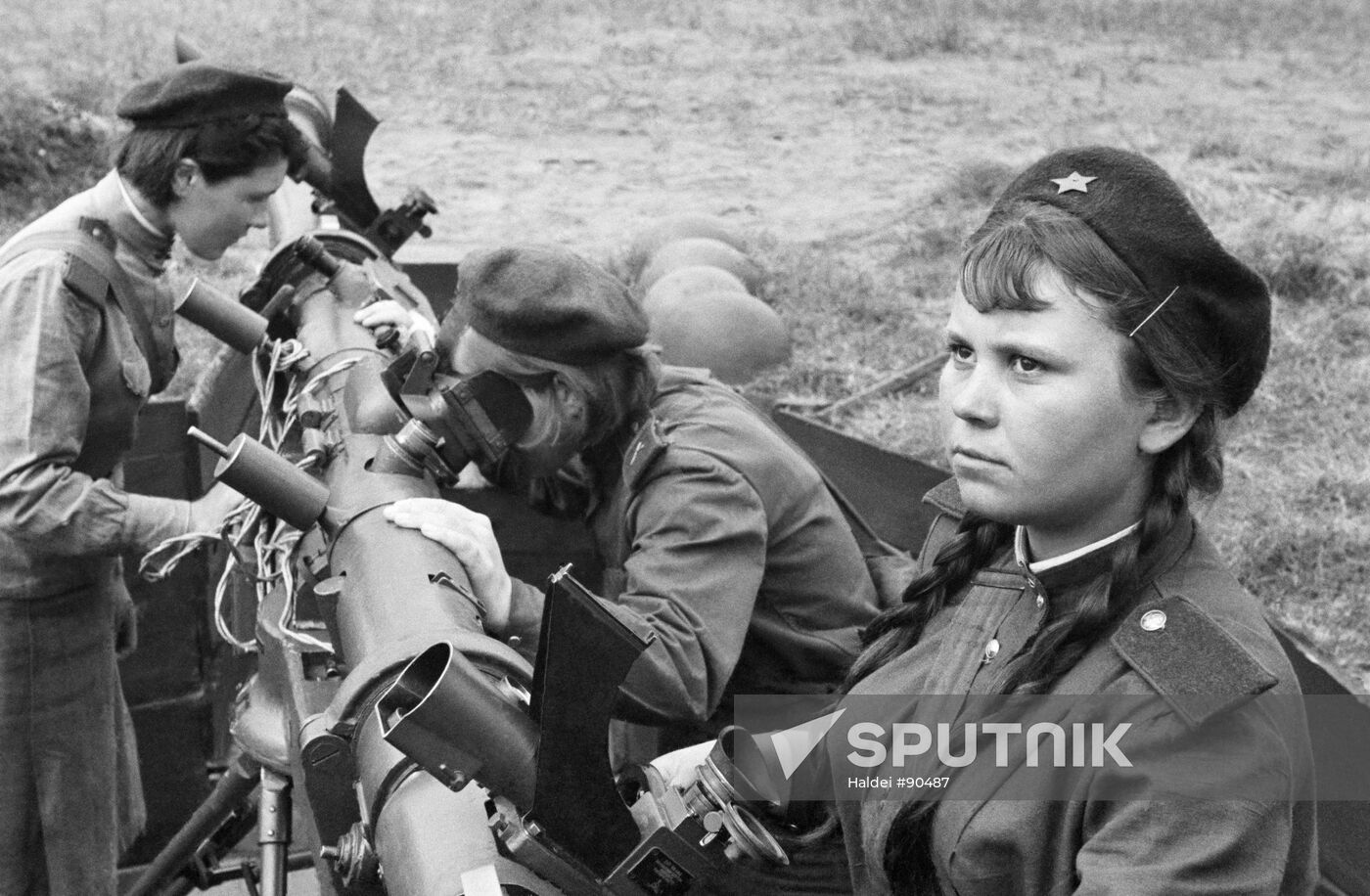 WWII ANTI-AIRCRAFT GUNNER GIRLS
