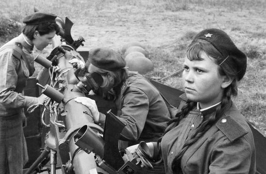 WWII ANTI-AIRCRAFT GUNNER GIRLS