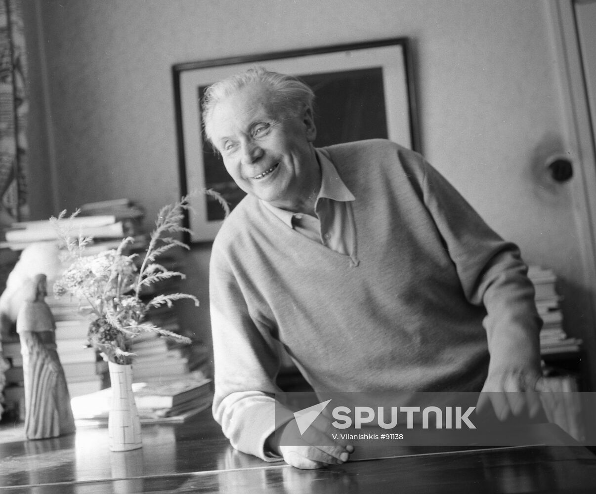 WRITER GRUSAS