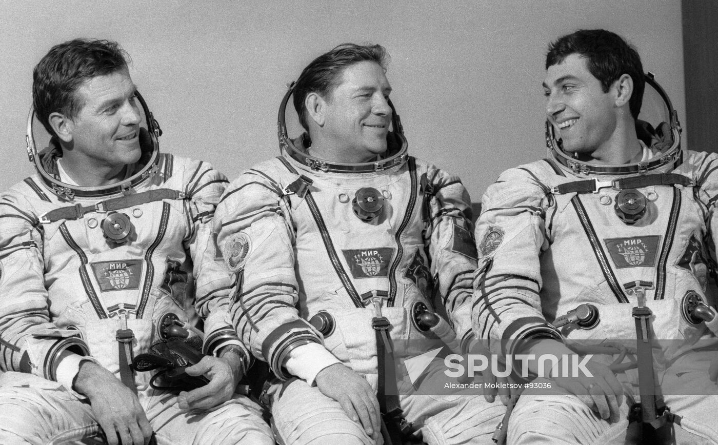 Serebrov Lyakhov Stoyanov Soyuz TM-5