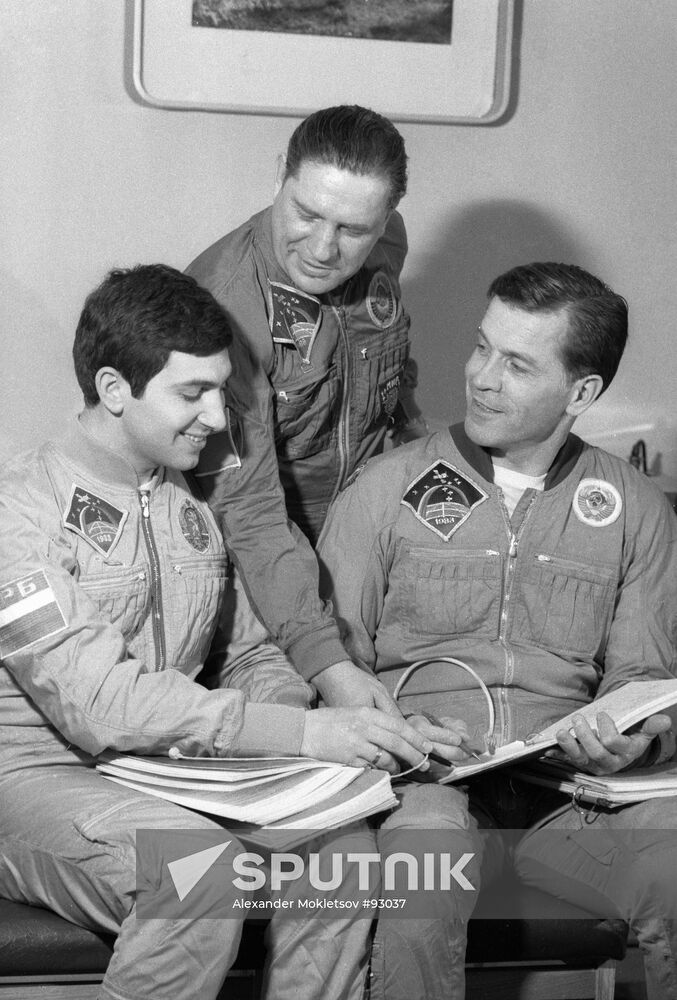 Stoyanov Lyakhov Serebrov Soyuz TM-5