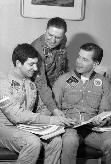 Stoyanov Lyakhov Serebrov Soyuz TM-5