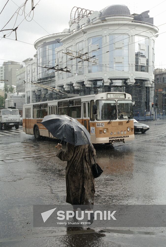 WOMAN UMBRELLA RAIN MOSCOW