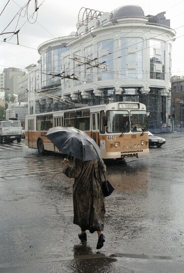 WOMAN UMBRELLA RAIN MOSCOW