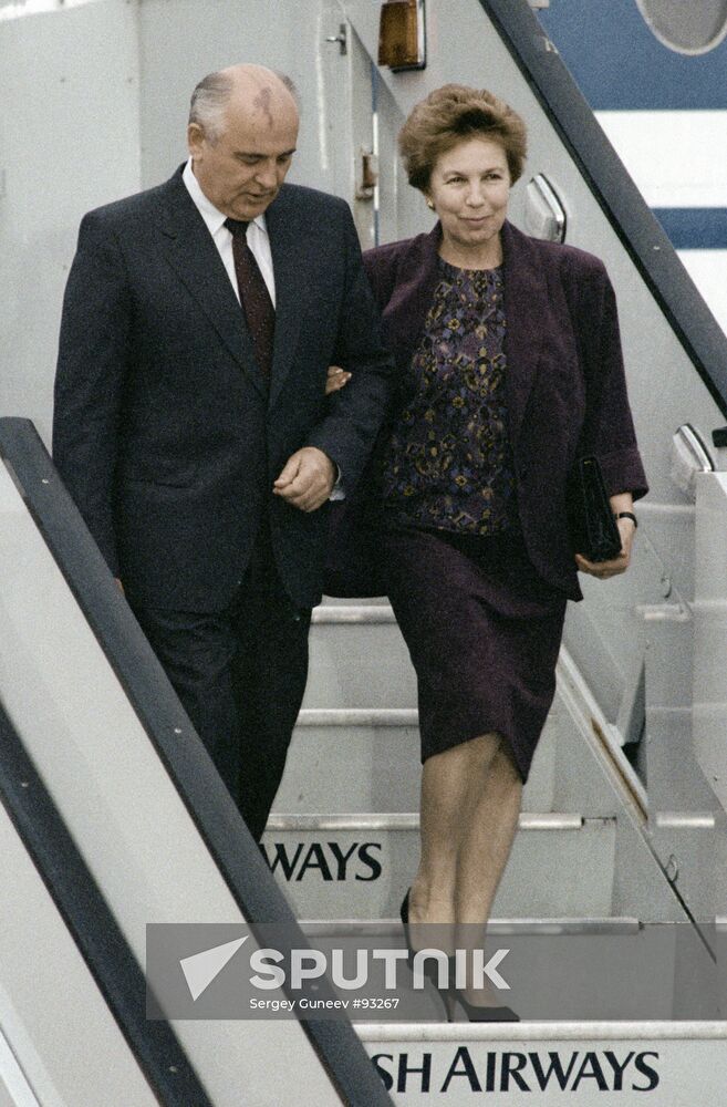 GORBACHEV PLANE WIFE LADDER