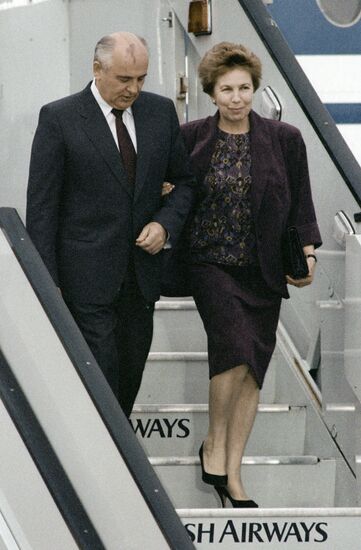 GORBACHEV PLANE WIFE LADDER