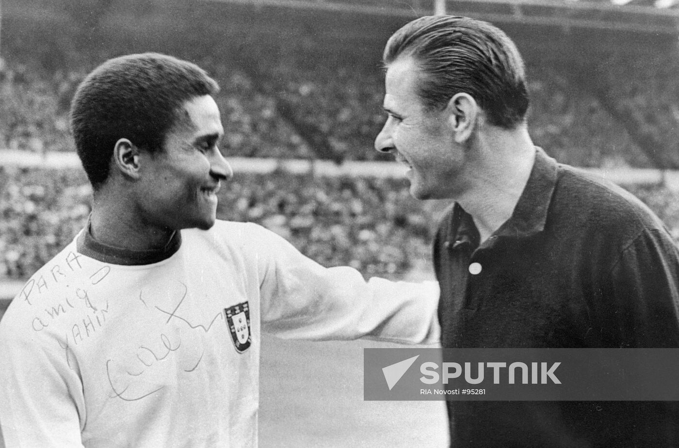 Lev Yashin, Eusebio during Portugal vs. USSR match of 1966 FIFA World Cup