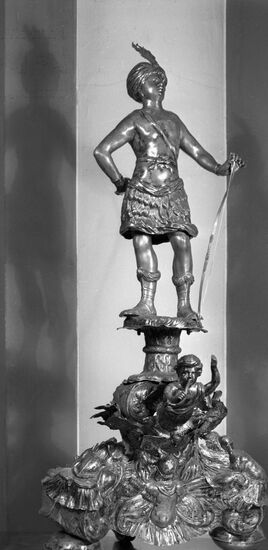 MANTELPIECE DECORATION ARMORY CHAMBER