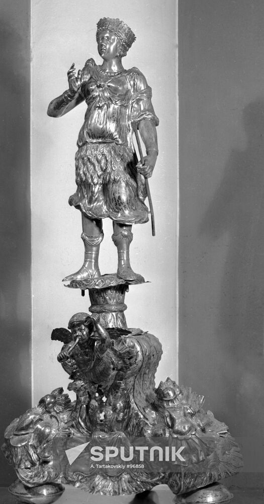 MANTELPIECE DECORATION ARMORY CHAMBER