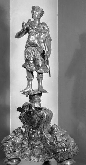 MANTELPIECE DECORATION ARMORY CHAMBER