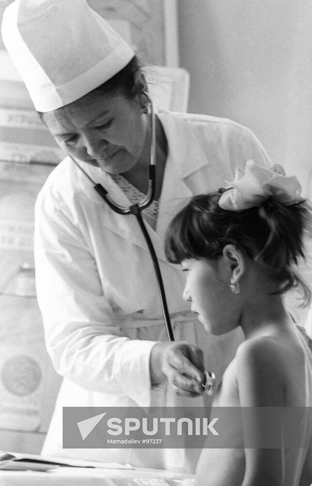 pediatrician patient examination