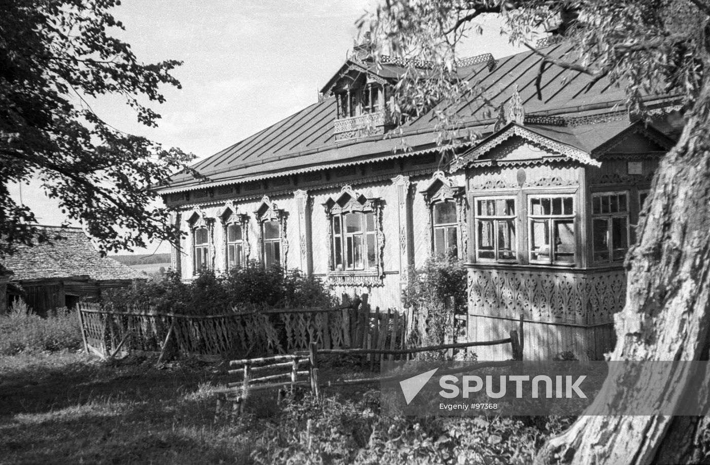 VILLAGE HOUSE WRITER LEONOV