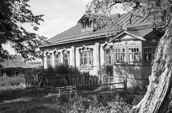 VILLAGE HOUSE WRITER LEONOV
