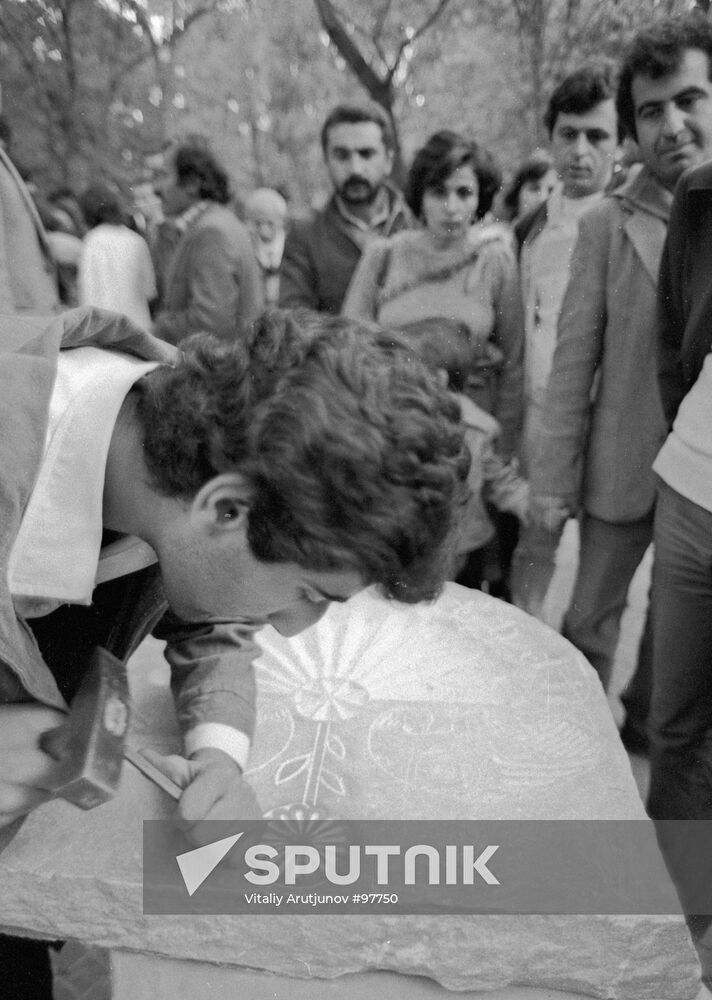 EREBUNI STONE CARVER CARVING