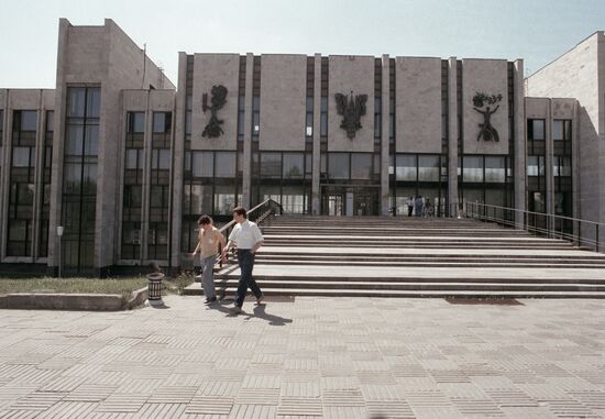 BUILDING INSTITUTE