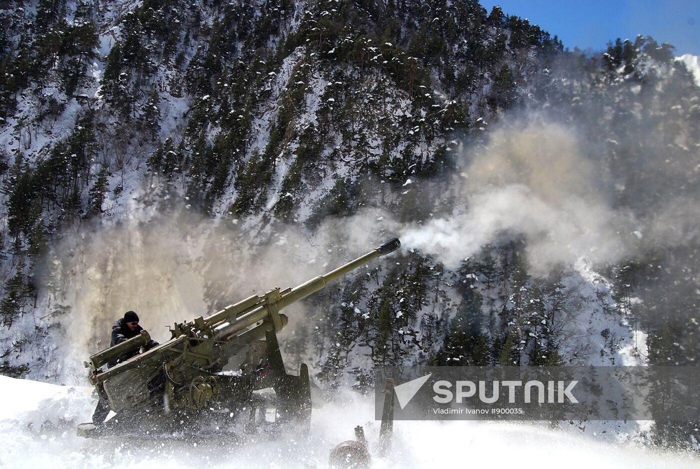 Avalanche-prone slopes gunned in Roka Tunnel