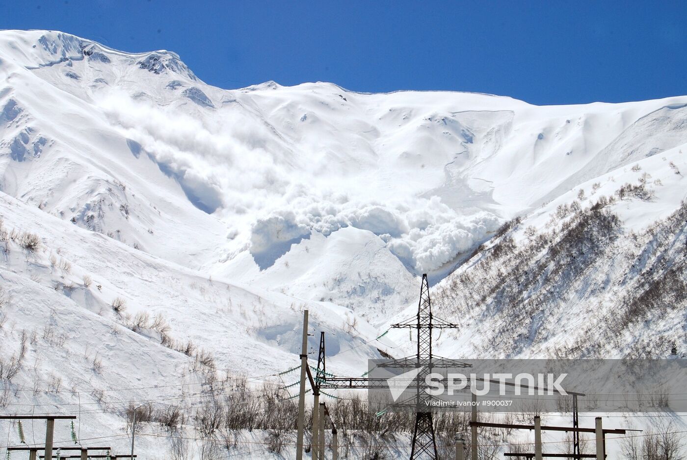 Avalanche-prone slopes gunned in Roka Tunnel
