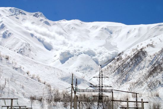 Avalanche-prone slopes gunned in Roka Tunnel