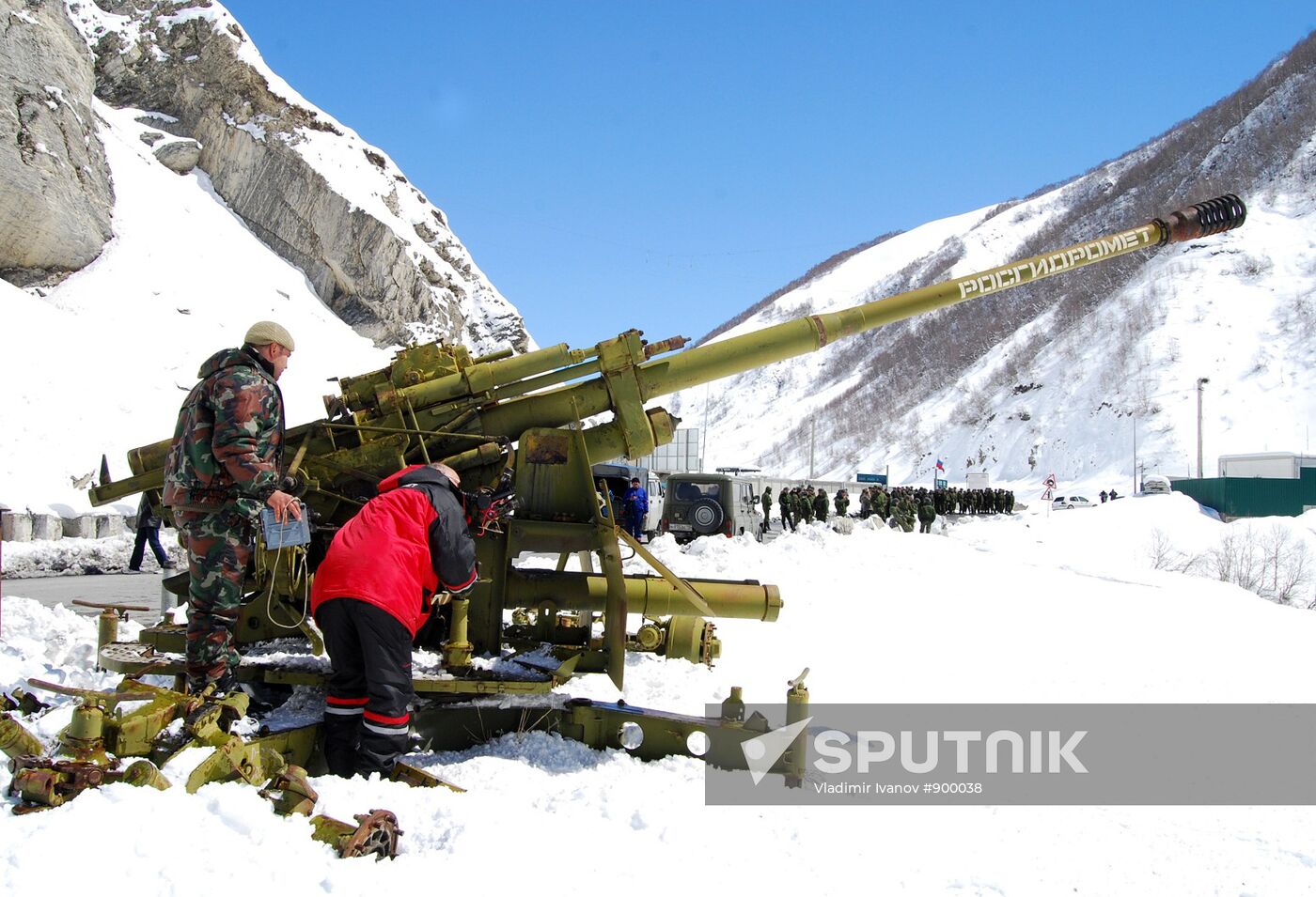 Avalanche-prone slopes gunned in Roka Tunnel
