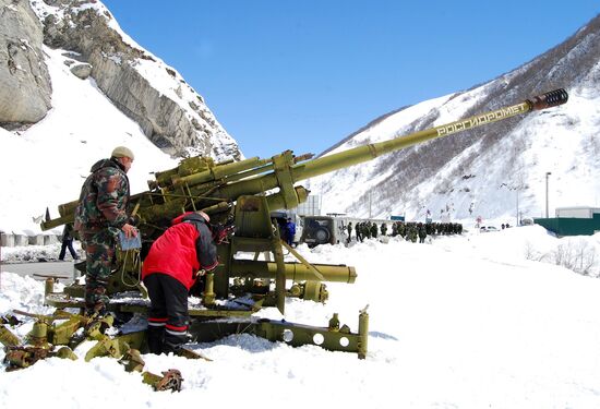Avalanche-prone slopes gunned in Roka Tunnel