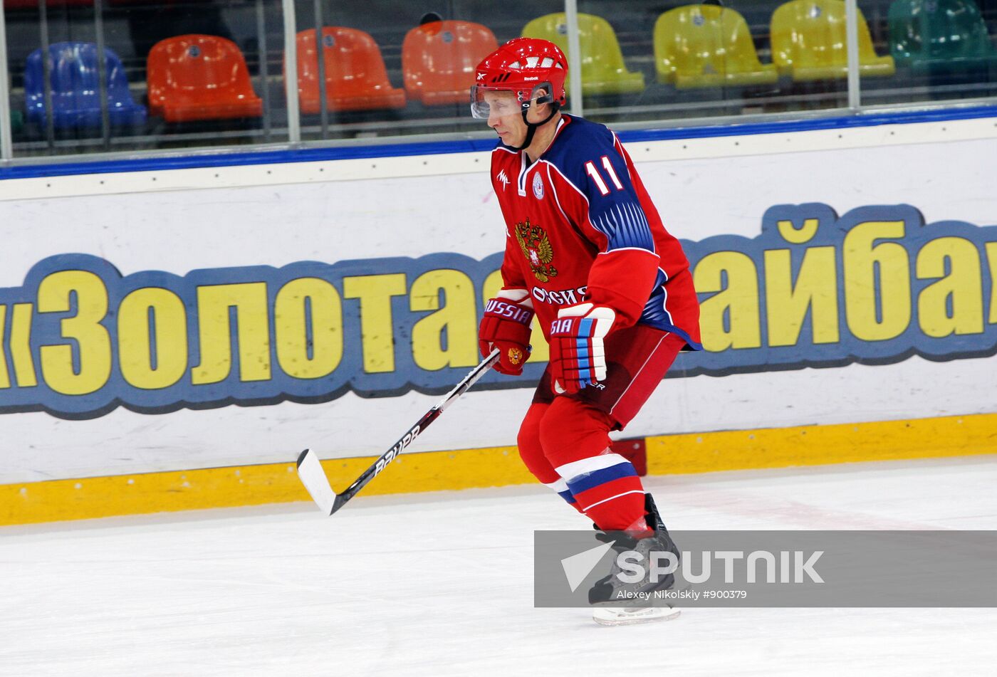 Putin joins young hockey players' training