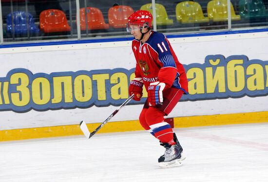 Putin joins young hockey players' training