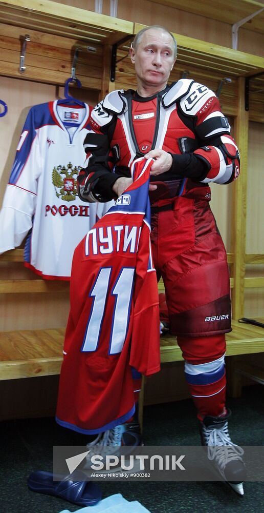 Putin joins young hockey players' training