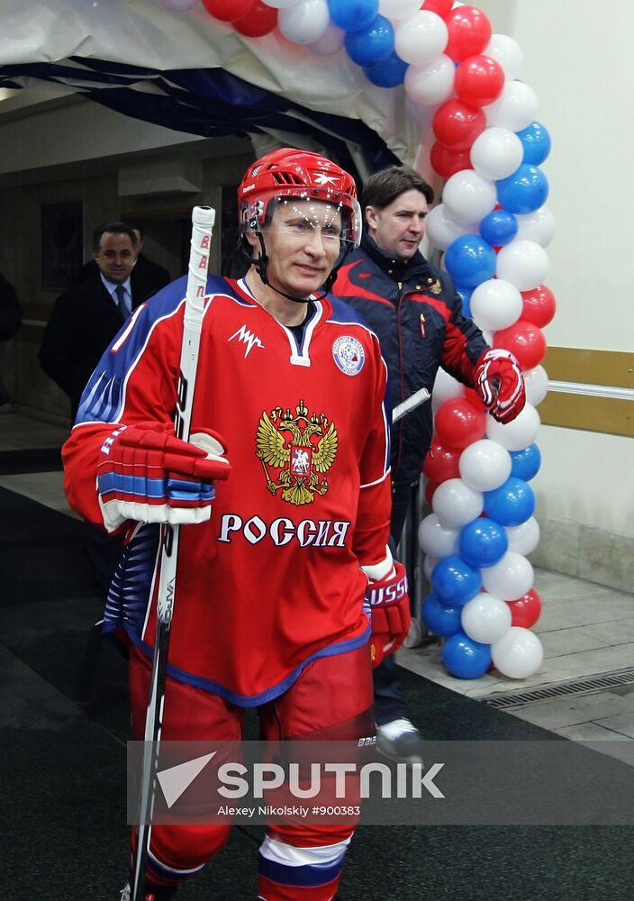 Putin joins young hockey players' training