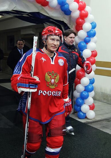 Putin joins young hockey players' training