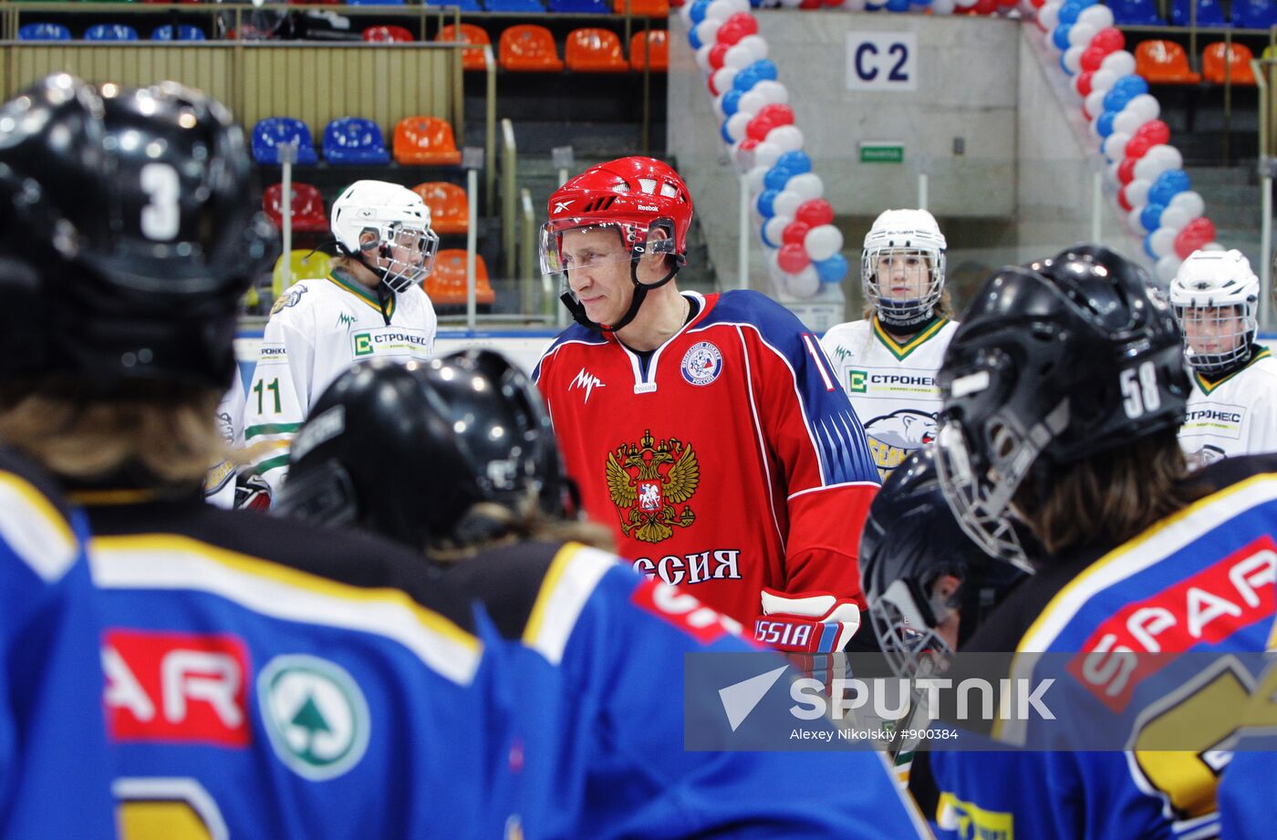 Putin joins young hockey players' training