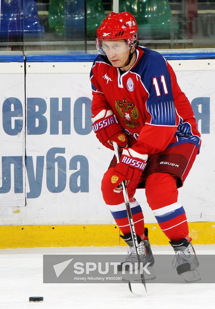 Putin joins young hockey players' training