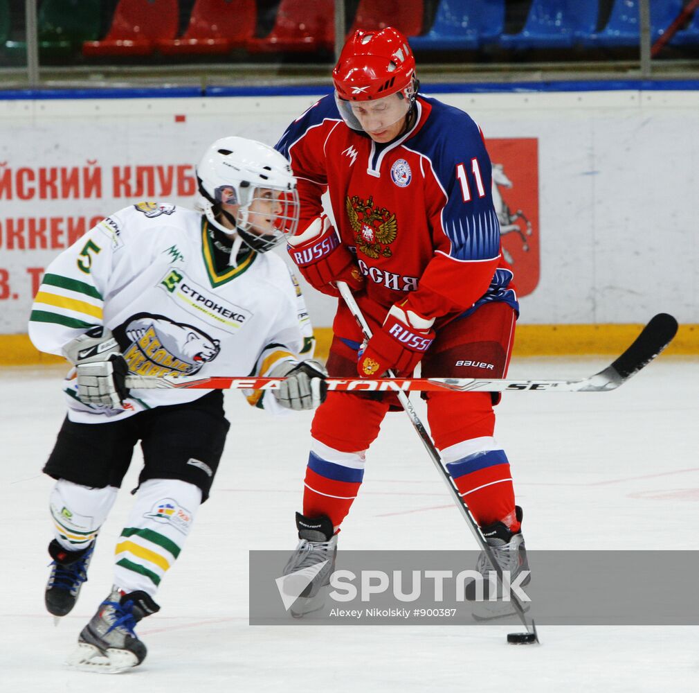 Putin joins young hockey players' training