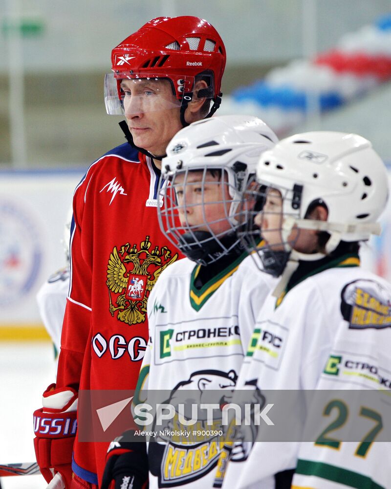 Putin joins young hockey players' training