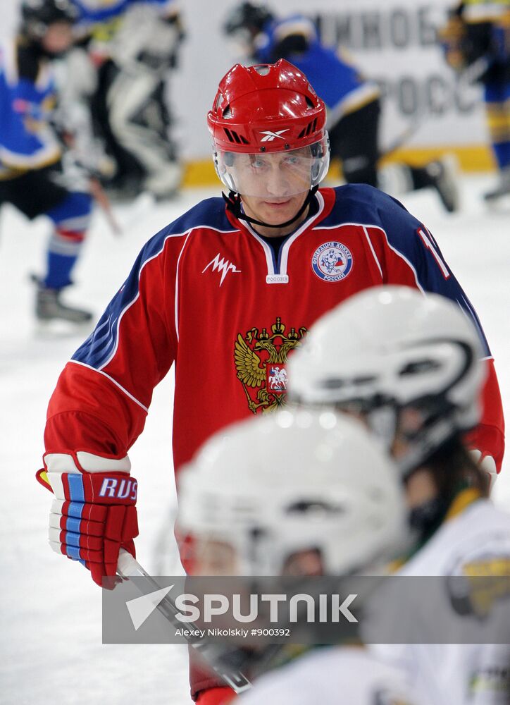 Putin joins young hockey players' training