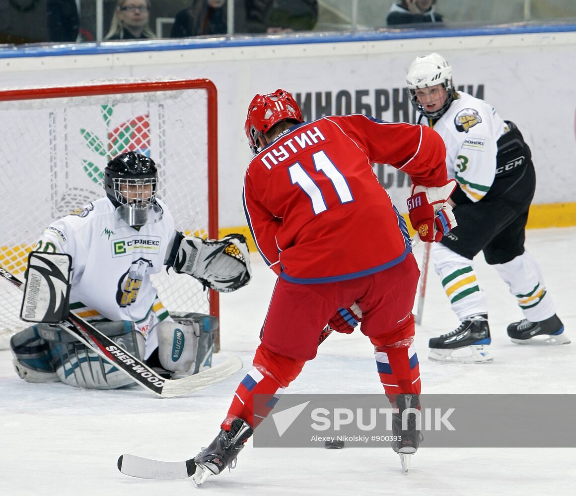 Putin joins young hockey players' training