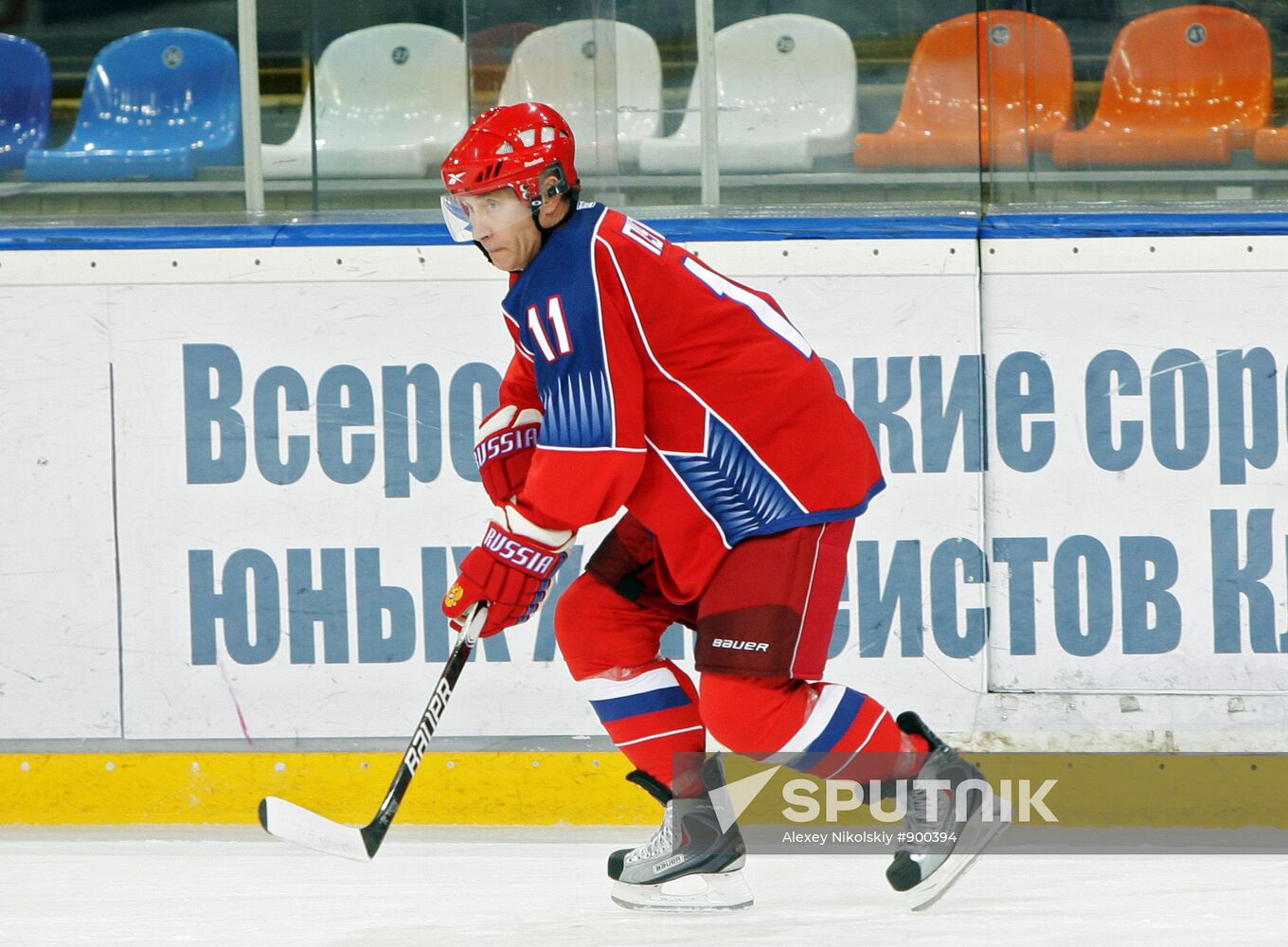 Putin joins young hockey players' training