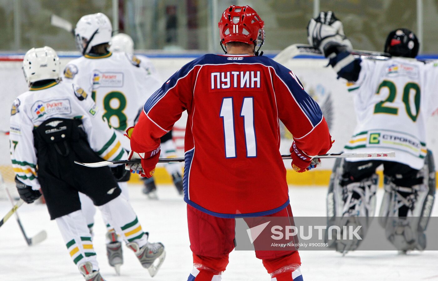 Putin joins young hockey players' training