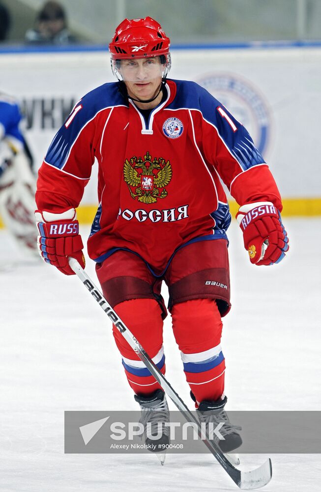 Putin joins young hockey players' training