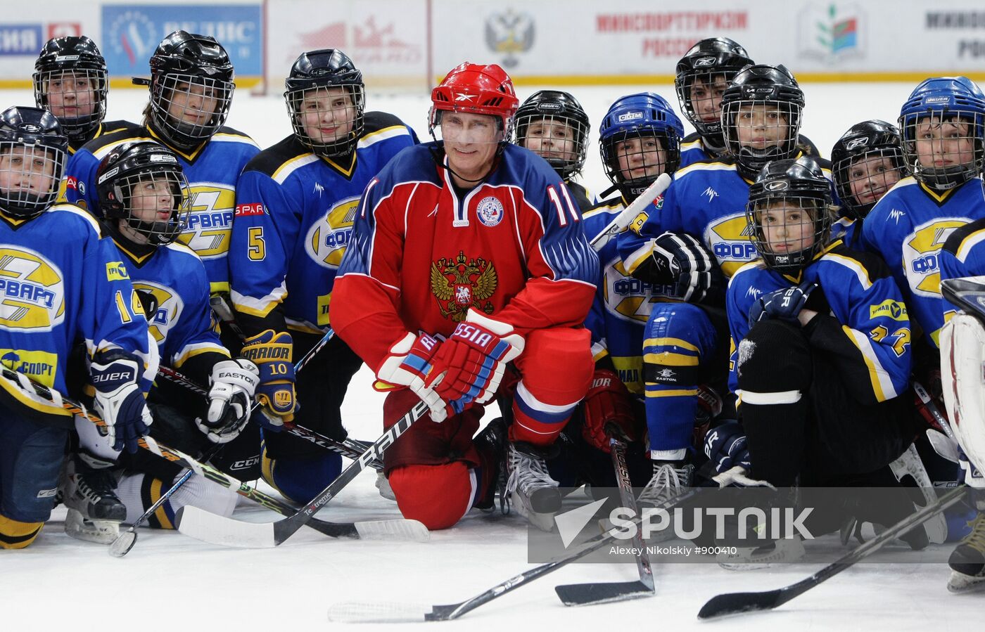 Putin joins young hockey players' training