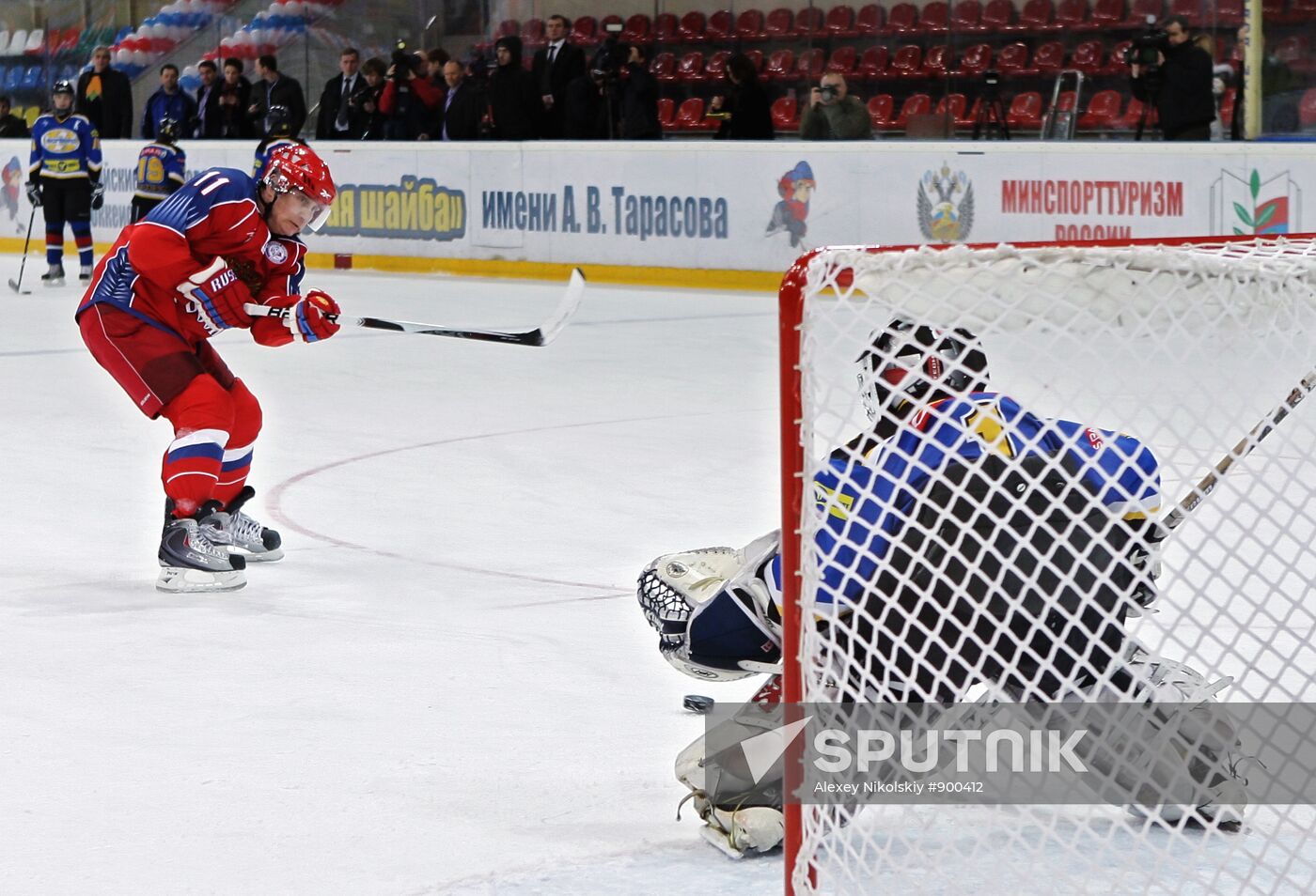 Putin joins young hockey players' training