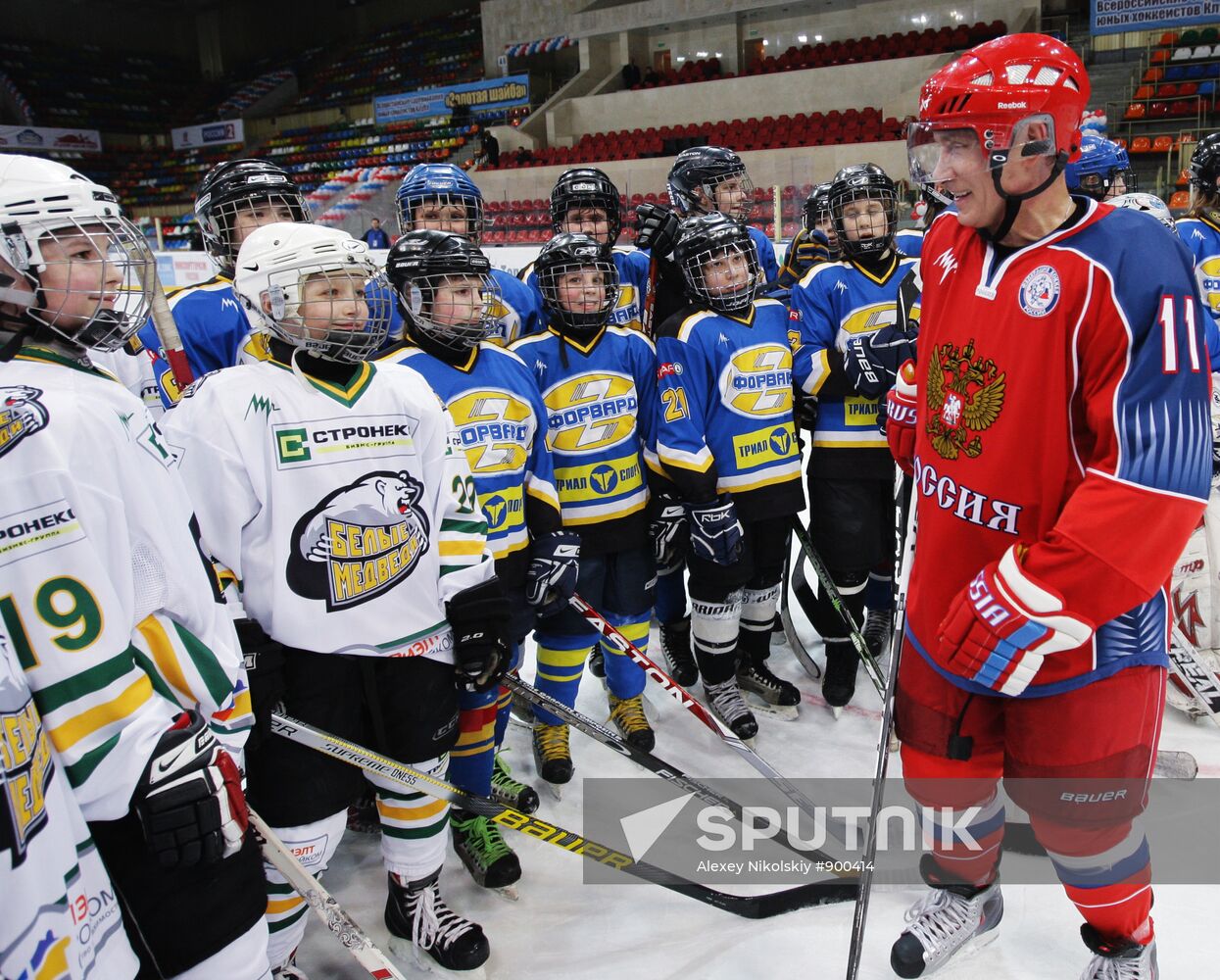 Putin joins young hockey players' training