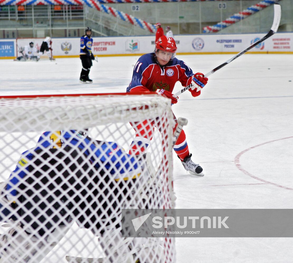 Putin joins young hockey players' training