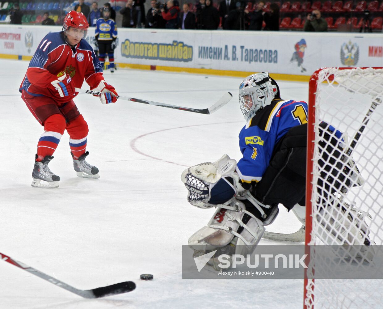 Putin joins young hockey players' training