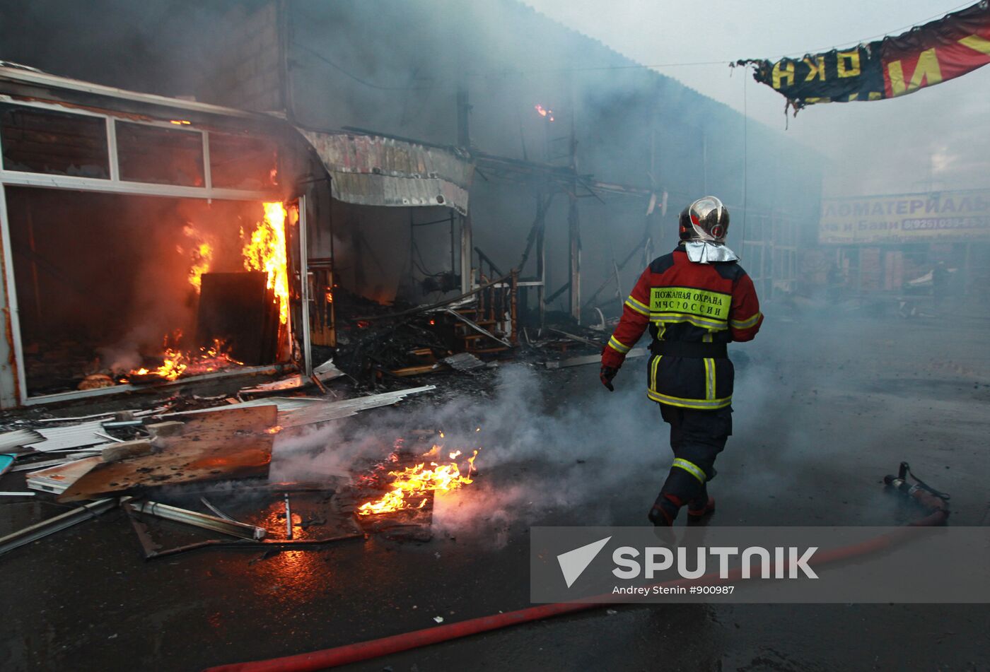 Fire in construction market in Reutovo off Moscow