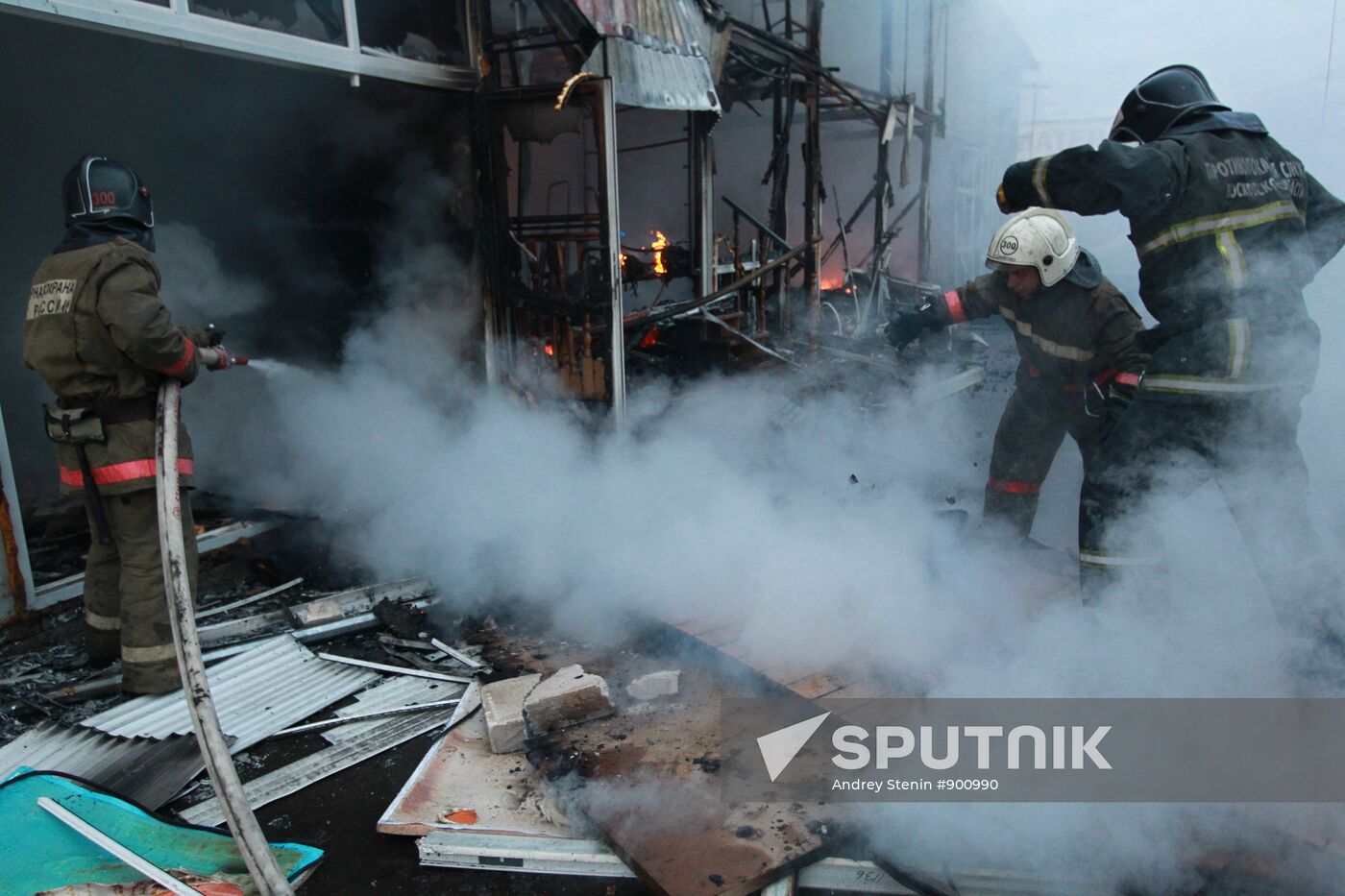 Fire in construction market in Reutovo near Moscow