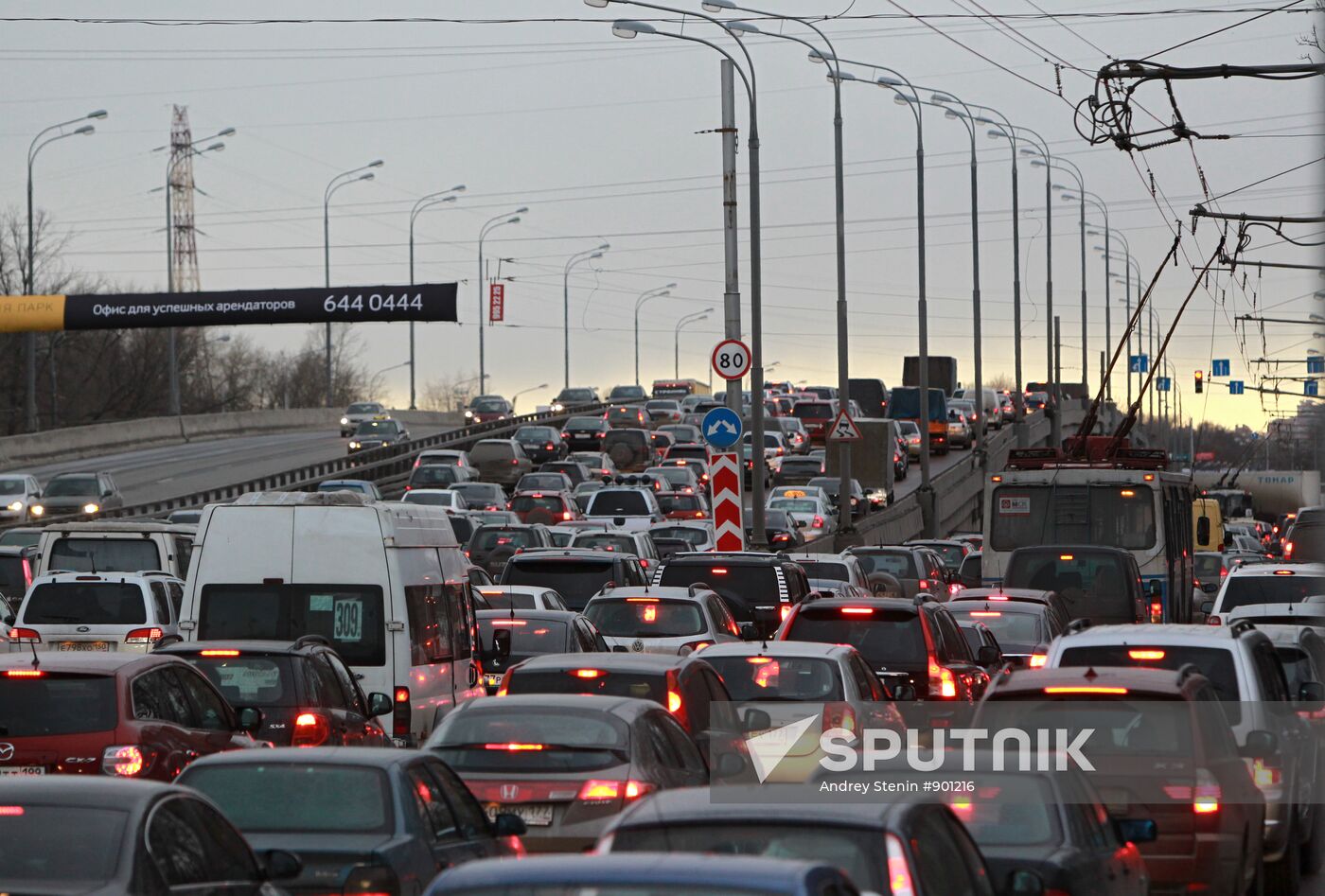 Cars stuck in a "traffic jam" on Leningradsky Shosse